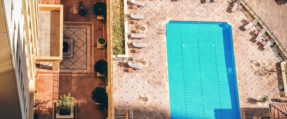Kolam renang dan kursi santai dilihat dari atas